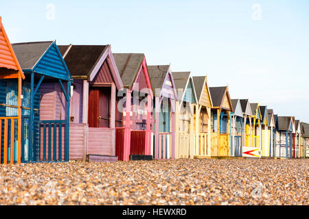 Le long de la rangée de cabines de plage traditionnel anglais à Herne Bay, sur la côte du Kent. Peint dans diverses principalement dans les tons pastel. Tôt le matin. Banque D'Images