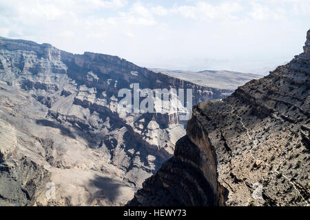 Terrasses et murs falaise sculptée par l'érosion dans un canyon désert massive. Banque D'Images