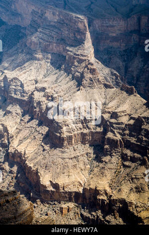 Terrasses et murs falaise sculptée par l'érosion dans un canyon désert massive. Banque D'Images