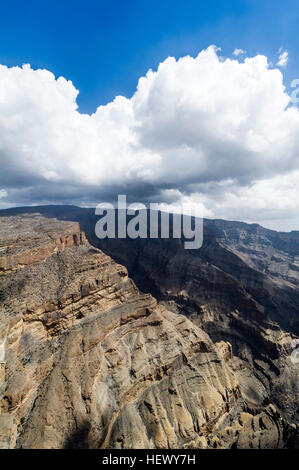 Terrasses et murs falaise sculptée par l'érosion dans un canyon désert massive. Banque D'Images