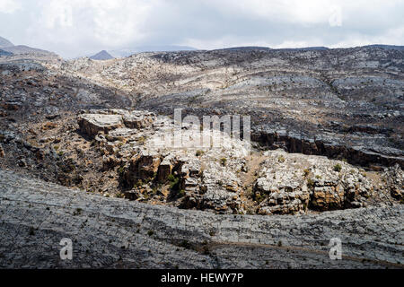 Les pentes rocheuses arides d'un paysage de désert volcanique et préhistorique. Banque D'Images