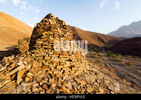 Pierre fait main ancien tumulus et tombes au sommet d'une crête de désert. Banque D'Images