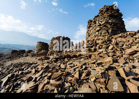 Pierre fait main ancien tumulus et tombes au sommet d'une crête de désert. Banque D'Images