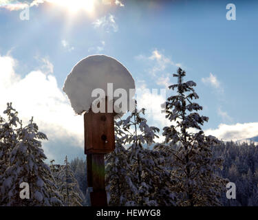 Cabane avec un bouchon de neige hiver Banque D'Images