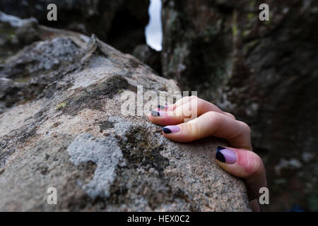 Les ongles peints d'une personne par le biais de formations d'escalade de roche. Banque D'Images