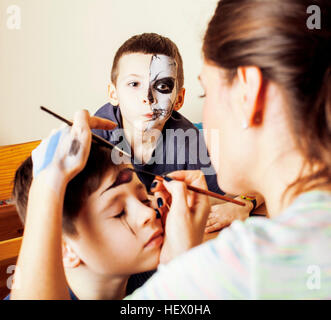 Mignon petit enfant faisant facepaint sur anniversaire, Apo zombie Banque D'Images