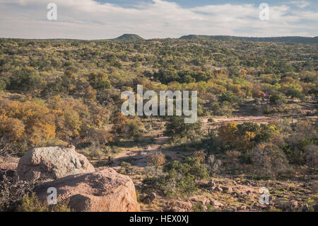 Photo de paysage de Texas Hill Country Echo Canyon Trail à l'Enchanted Rock Natural Area Banque D'Images