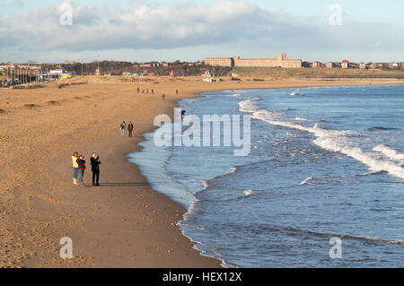 Les gens qui marchent le long de la longue plage des Sables bitumineux ou Sandhaven South Shields, South Tyneside, Angleterre, RU Banque D'Images