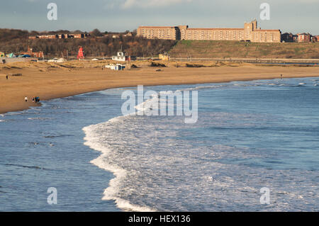 Sandhaven beach South Shields, avec Sir James Knott Memorial Appartements à Tynemouth, Tyneside, Angleterre, RU Banque D'Images