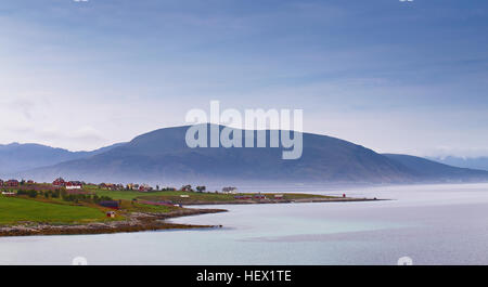 La Norvège village sur un fjord. Nordic nuageux jour d'été. Les îles Lofoten en Norvège. Cabane norvégienne rorbu. Banque D'Images