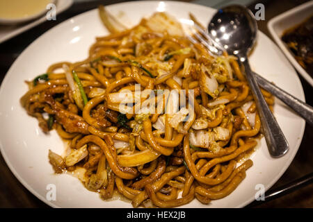 Chow mein nouilles frites de Shanghai est un plat chinois populaires sauté de porc avec du chou napa, et l'oignon. Le plat est un incontournable de la cuisine de Shanghai et Banque D'Images