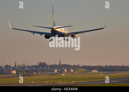 Ryanair Boeing 737NG EI-DCK atterrissage à l'aéroport de Birmingham, UK Banque D'Images