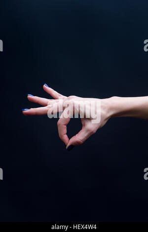 Femme Yoga mudra part isolé sur fond noir Banque D'Images