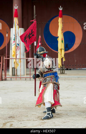 Suwon, Corée du Sud - le 23 décembre 2016 : soldat coréen traditionnel avec pendant la dynastie Joseon show arts martiaux à Hwaseong haenggung square. Banque D'Images