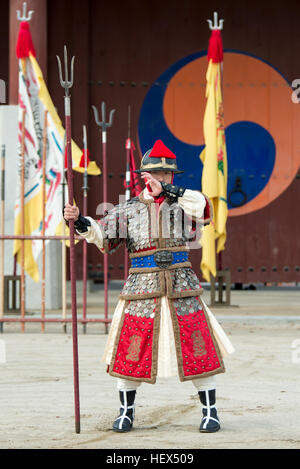 Suwon, Corée du Sud - le 23 décembre 2016 : soldat coréen traditionnel avec pendant la dynastie Joseon show arts martiaux à Hwaseong haenggung square. Banque D'Images