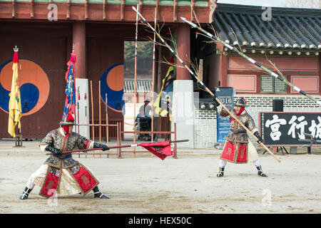 Suwon, Corée du Sud - le 23 décembre 2016 : soldat coréen traditionnel avec pendant la dynastie Joseon show arts martiaux à Hwaseong haenggung square. Banque D'Images