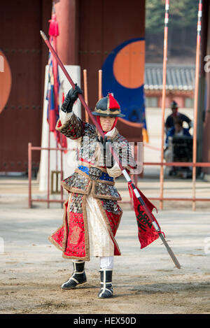 Suwon, Corée du Sud - le 23 décembre 2016 : soldat coréen traditionnel avec pendant la dynastie Joseon show arts martiaux à Hwaseong haenggung square. Banque D'Images