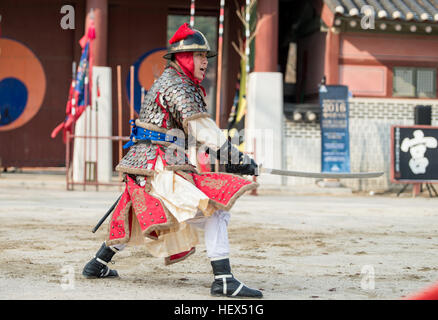 Suwon, Corée du Sud - le 23 décembre 2016 : soldat coréen traditionnel avec pendant la dynastie Joseon show arts martiaux à Hwaseong haenggung square. Banque D'Images