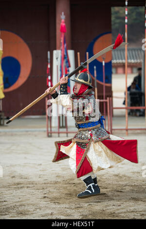 Suwon, Corée du Sud - le 23 décembre 2016 : soldat coréen traditionnel avec pendant la dynastie Joseon show arts martiaux à Hwaseong haenggung square. Banque D'Images