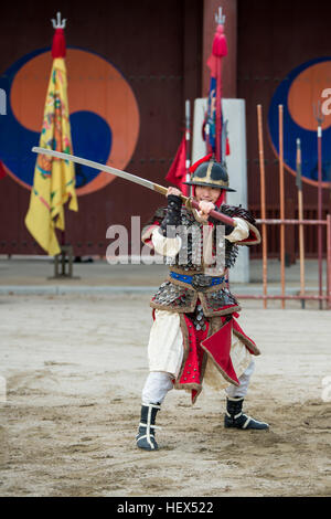 Suwon, Corée du Sud - le 23 décembre 2016 : soldat coréen traditionnel avec pendant la dynastie Joseon show arts martiaux à Hwaseong haenggung square. Banque D'Images