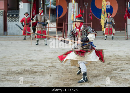 Suwon, Corée du Sud - le 23 décembre 2016 : soldat coréen traditionnel avec pendant la dynastie Joseon show arts martiaux à Hwaseong haenggung square. Banque D'Images