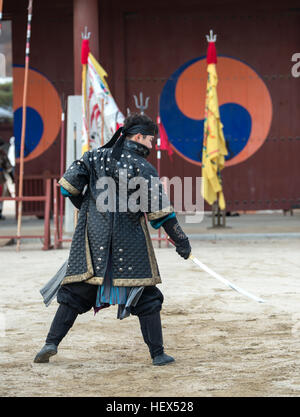 Suwon, Corée du Sud - le 23 décembre 2016 : soldat coréen traditionnel avec pendant la dynastie Joseon show arts martiaux à Hwaseong haenggung square. Banque D'Images