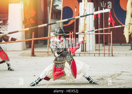 Suwon, Corée du Sud - le 23 décembre 2016 : soldat coréen traditionnel avec pendant la dynastie Joseon show arts martiaux à Hwaseong haenggung square. Banque D'Images