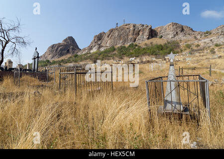 Osh, au Kirghizistan - Octobre 05, 2014 : un cimetière musulman traditionnel au pied de la colline de Salomon Banque D'Images