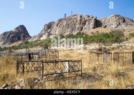 Osh, au Kirghizistan - Octobre 05, 2014 : un cimetière musulman traditionnel au pied de la colline de Salomon Banque D'Images