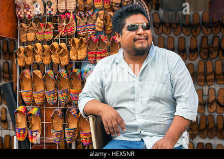 Vente chaussures homme en cuir fait main à un décrochage dans la zone commerçante de Playa Del caramen, Riviera Maya, Mexique Banque D'Images