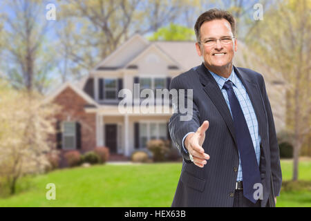 Pour atteindre l'agent libre en face de secouer la main belle nouvelle maison. Banque D'Images