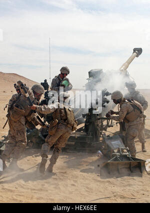 Les Marines du Sierra batterie, l'Équipe de débarquement du bataillon, 3e Bataillon, 2e Régiment de Marines, 22e Marine Expeditionary Unit, re-charge après le tir d'un obus de 155 mm d'un obusier M777 pendant l'Combined-Arms Live-Fire exercice mené dans le cadre de l'exercice Bright Star 2009 en Egypte, le 14 octobre 2009. L'exercice multinational vise à améliorer la préparation, l'interopérabilité, et de renforcer l'armée et les relations professionnelles entre les États-Unis, les forces égyptiennes et participant. Bright Star est menée par le Commandement central américain et organisé tous les deux ans. Éléments de la 22e MEU sont actuellement sont par Banque D'Images