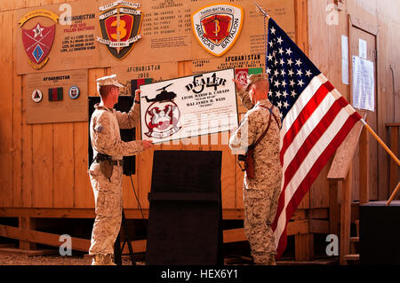 NAWA, province de Helmand, République islamique d'Afghanistan - Le Lieutenant-colonel Jeffrey C. Holt, le commandant du 3e Bataillon, 3e Régiment de Marines, et le lieutenant-colonel Michael A. Moore, le commandant de l'Escadron d'hélicoptères d'attaque légère Marine 369, déplacer la plaque commémorative des pilotes Le Lieutenant-colonel Mario D. Carazo et le Major James M. Weis, en position sur la base d'opération avancée Geronimo's wall des morts au cours d'une cérémonie d'inauguration de la plaque le 7 novembre 2010. Les deux pilotes, de HMLA-369, ont été tués en action tout en soutenant les opérations de combat 3/3 en juillet. Marine Corps officiel (photo par le Sgt. Mark Faylo Banque D'Images