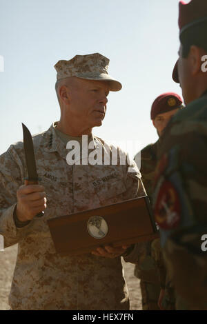 Le Commandant de la Marine Corps, le général James F. Amos, présente les membres du 9e Kandak Commando avec un prix au camp commando près de Herat, Herat, district de la province d'Hérat 26 déc. Le commandant a présenté le kandak avec un couteau de combat Kabar commémoratif en mémoire des vies perdues dans la bataille. Il a également exprimé sa gratitude pour l'excellent travail qu'ils font aux côtés des Marines, marins et soldats défendant leur pays contre les activités des insurgés. Visite au commandant de l'Ouest Forces opérationnelles d'DVIDS353799 Banque D'Images