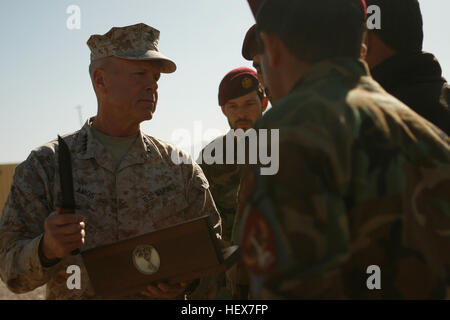 Le Commandant de la Marine Corps, le général James F. Amos, présente les membres du 9e Kandak Commando avec un prix au camp commando près de Herat, Herat, district de la province d'Hérat 26 déc. Le commandant a présenté le kandak avec un couteau de combat Kabar commémoratif en mémoire des vies perdues dans la bataille. Il a également exprimé sa gratitude pour l'excellent travail qu'ils font aux côtés des Marines, marins et soldats défendant leur pays contre les activités des insurgés. Visite au commandant de l'Ouest Forces opérationnelles d'DVIDS353798 Banque D'Images