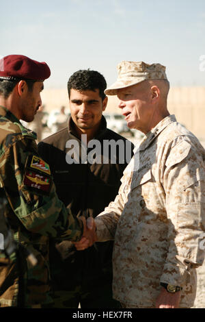 Le Commandant de la Marine Corps, le général James F. Amos, serre la main avec le commandant du 9e Kandak Commando après avoir présenté l'appareil avec un prix au camp commando près de Herat, Herat, district de la province d'Hérat 26 déc. Le commandant a présenté le kandak avec un couteau de combat Kabar commémoratif en mémoire des vies perdues dans la bataille. Il a également exprimé sa gratitude pour l'excellent travail qu'ils font aux côtés des Marines, marins et soldats défendant leur pays contre les activités des insurgés. Visite au commandant de l'Ouest Forces opérationnelles d'DVIDS353797 Banque D'Images