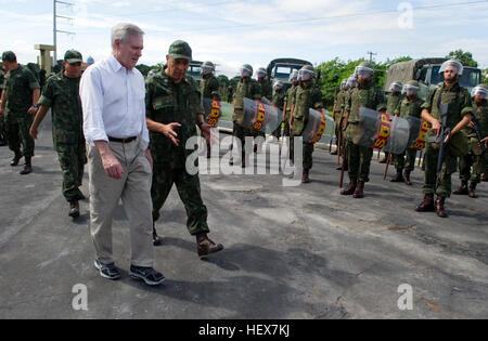 Secrétaire de la Marine, l'honorable Ray Mabus, écoute à adm. Julio Soares de Moura Neto, commandant de la marine brésilienne expliquer les opérations fluviales au Naval Base fluviale Estacao à Manaus, Brésil. Le Secrétaire de la Marine Visites Claude Brésil DVIDS359465 Banque D'Images