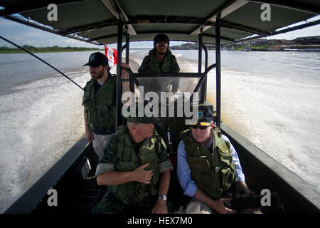 Le secrétaire à la Marine Ray Mabus, droite, à l'écoute de Vice-amiral. Carlos Tejada, commandant de la marine péruvienne de la région amazonienne du Pérou, expliquer les activités de police contre le trafic de drogue le long de la rivière Amazone. Tour au Pérou DVIDS358686 Banque D'Images