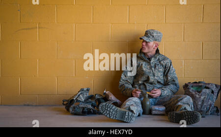CAMP BULLIS, Texas-- Le s.. Adam Wheeler, le détachement des Forces de sécurité de l'Administration centrale, 2 Centre, Marine Corps Air Station Miramar, Cali., mange ses repas prêt à manger (MRE) après avoir terminé sa mission, objectif, le 27 janvier 2011. (U.S. Air Force photo/Le s.. Araceli Alarcon) Flickr - DVIDSHUB - Cours de chef de Combat (Image 1 de 18) Banque D'Images