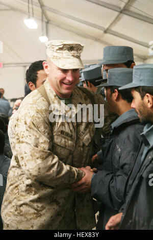 Le lieutenant-colonel Marcus Williams, de Rutland, Vermont), le commandant de l'Académie de sécurité commune au sud-ouest, félicite la police uniforme Afghan après une cérémonie de remise des diplômes à l'ÉVALUATIONS CONJOINTES, ici le 3 février. Au cours de l'obtention du diplôme Williams a parlé à la police à propos de l'importance de leur travail et la nécessité de les aider à instaurer la paix et la stabilité dans leur pays. Diplôme de l'AUP recrute des cours de formation de base DVIDS363275 Banque D'Images