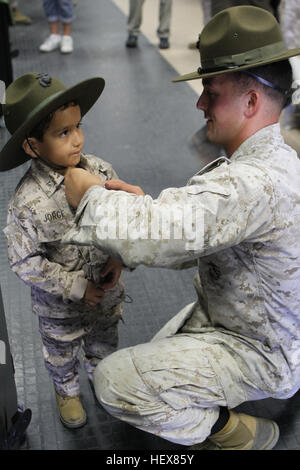 Le sergent du Corps des Marines des États-Unis. Daniel Mullis, un cours de formation au tir à l'instructeur de tir simulé individuel formateur chez Marine Corps Base Camp Pendleton, en Californie, les broches d'un badge d'expert sur Jorge Solis, 10 août 2012. Solis visiter le Camp Pendleton, comme un enfant de rêve avec la Make-A-Wish Foundation. (DoD photo par le Cpl. Henry Jovane, U.S. Marine Corps/libérés) 120810-M-IV598-008 (7789788018) Banque D'Images