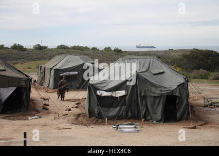 Les Marines du 2e bataillon du 7e régiment de Marines pratiquent l'aide humanitaire et les opérations logistiques pendant l'exercice Pacific Horizon au Camp Pendleton, en Californie, avec USS Button en arrière-plan. Banque D'Images