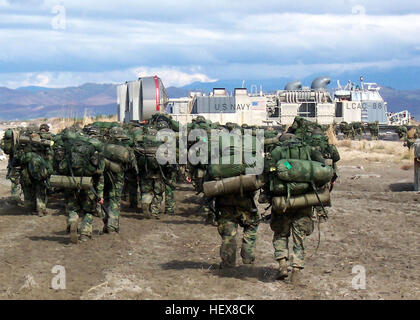 040312-M-7034A-011 l'Albanie (Mar. 12, 2004) Ð les Marines américains affectés à la batterie de golf, l'unité d'artillerie du 1er Bataillon, l'équipe d'atterrissage ne., 6ème marines, y faire retour à un Landing Craft Air Cushion (LCAC), à l'issue d'un exercice de débarquement amphibies (PHIBLEX) en Albanie. La 22e Marine Expeditionary Unit (Special Operations Capable) est en ce moment sur le déploiement de la force de débarquement deux groupe expéditionnaire ESG (2). U.S. Marine Corps photo par le Cpl. Jemmsy Alvarez Jr. (libéré) US Navy 040312-M-7034A-011 des Marines américains affectés à la batterie de golf, l'unité d'artillerie de Catherine Flaesch-mougin Banque D'Images