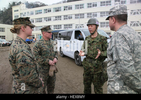 Le Japon d'autodéfense au sol Le Colonel Hisanori, Fukada centre droit, le chef d'état-major de la 5e Brigade d'Hokkaido et temporairement en charge du nettoyage de l'un des districts dans Ishinamaki, Japon, parle avec U.S. Marine Corps slt Brea Hapken, gauche, assigné à la Force Fuji et officier responsable du nettoyage, à Minato Elementary School à Ishinomaki, Japon, le 31 mars 2011. Les troupes américaines étaient dans la région de participer à l'opération Tomodachi et soutenir l'armée japonaise dans la région de Sendai au Japon. (U.S. Marine Corps photo par le Cpl. Patricia D. Lockhart/libérés) JGSDF Hi Col. Banque D'Images