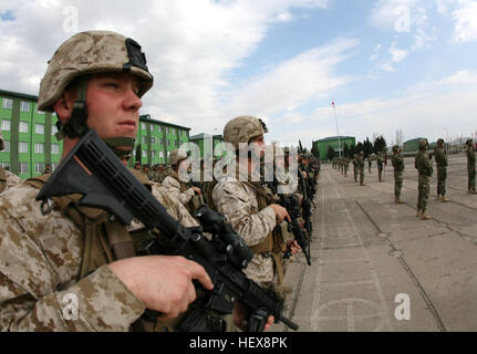 Les Marines du 3e Bataillon, 7e Régiment de Marines font partie de l'Équipe de liaison de la Géorgie, qui a contribué à la formation avant le déploiement pour la République de Géorgie à la 33e Bataillon d'infanterie légère en vue de leur prochain déploiement de la Providence d'Helmand, en Afghanistan, à l'appui du Programme de déploiement de la Géorgie - International Security Assistance Force 33e LIB Géorgie de partir pour l'Afghanistan, 2011 (A) Banque D'Images