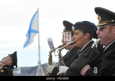 Le 15 avril 2011, une troupe de la marine russe se produit à bord du croiseur de bataille Pyotr Velikiy à Severomorsk, en Russie, lors d'une visite du chef des opérations navales des États-Unis dans la flotte du Nord pour observer les opérations navales et l'engagement international. Banque D'Images