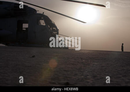 Le CH-53D, l'un des plus anciens aéronefs dans le Corps des Marines, a récemment ajouté un nouveau tour à son arsenal à l'appui d'opérations en Afghanistan le 17 août. L'avion, d'hélicoptères lourds 463 Marines de l'Escadron, menées au sol de ravitaillement rapide AH-1W Super Cobras, permettant à l'attaque plus petits hélicoptères pour leur permettre de voler plus loin et plus longtemps sur les opérations de combat. Etalons mer' premier ravitaillement avant lutte prend plus au sud 110817-M-CL319-273 Banque D'Images