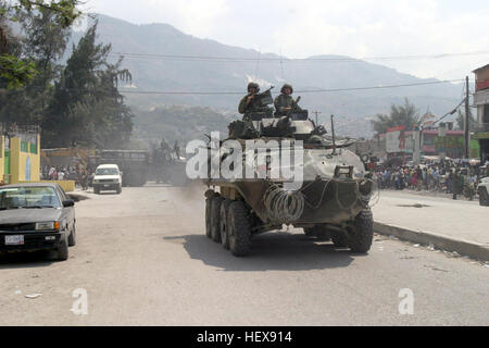 040405-M-8172E-098 Port-au Prince, Haïti (avr. 5, 2004) - Un véhicule blindé léger (VBL) attribué à 2e LAR ne passe par une clinique du sida à Port-au-Prince, la capitale d'Haïti. U.S. Marine Corps photo par le Cpl Eric Ely. (Libéré) US Navy 040405-M-8172E-098 un véhicule blindé léger (VBL) attribué à 2e LAR ne passe par une clinique du sida à Port-au-Prince, la capitale d'Haïti Banque D'Images