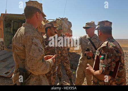 Le capitaine du Corps des Marines américain Jeremy Wilkinson, deuxième à partir de la droite, l'officier des opérations de l'Équipe de débarquement du bataillon, 1e Bataillon, 2e Régiment de Marines, 24e Marine Expeditionary Unit, examine le plan de communication pour un événement de formation avec des officiers des Forces armées jordaniennes et explique les capacités de commandement et de contrôle du véhicule amphibie d'agression au cours de l'exercice 2012 lion avide à Petra, Jordanie, le 19 mai 2012. Désireux Lion est un commandement central des États-Unis-dirigé sur le thème de la guerre irrégulière, l'accent sur l'exercice des missions aux États-Unis et ses partenaires de coalition pourrait effectuer en soutien de global c Banque D'Images