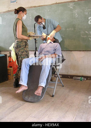 Le lieutenant de la marine Steven H. Bailey preps pour une dent au cours d'une extraction dentaire médical mission Capacités. Les Marines et les marins du 31e Marine Expeditionary Unit (Special Operations Capable) a mené une opération civilo-militaire à l'école primaire de Ban Khok Wat, Royaume de Thaïlande du 12 au 16 mai pour aider la population rurale avec des soins médicaux et dentaires, de l'auxiliaire familial durant l'exercice Gold Cobra '04. US Navy 040512-M-4688C-032 Marine Le Lieutenant Steven H. Bailey se prépare pour l'extraction d'une dent au cours d'une mission de capacités médicales et dentaires Banque D'Images